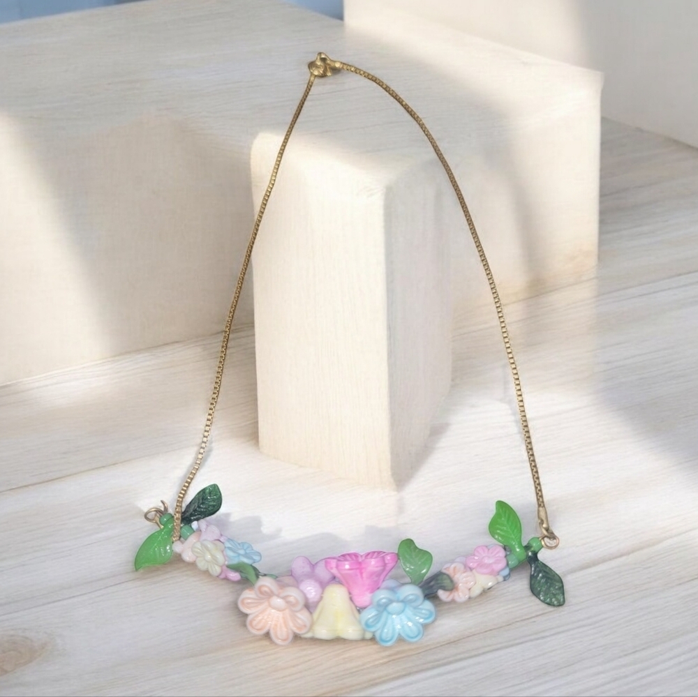Multi colored gold and floral necklace - Picture 2 of 4